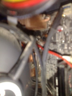 Červený drátek = čidlo cpu omotané kolem měděných částí chladeče