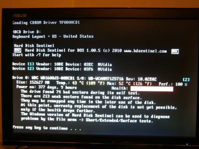 Zde se mi podařilo dostat přes dos před boot CD a spustil jsem test zde. Vykonal se během pár vteřin. V tom nečitelném políčku vedle HEALTH je 15%  =&gt; usuzuji z toho že HDD je v háji?