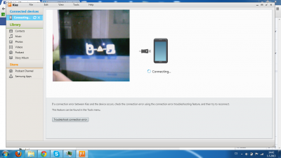 Omlouvám se za kvalitu ale je tam TELEFON PÁR TEČEK MEZI KTERÝMI JE TROJUHLENÍK A POTÉ POČÍTAČ !
