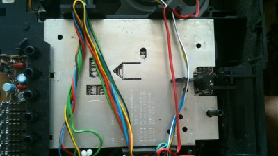 Pod tuto kovovou skříňku bych se potřeboval dostat. :-( Je pod ní pravděpodobně celková mechanika magneťáku.<br /><br />Nevím jak se pod ní dostat...