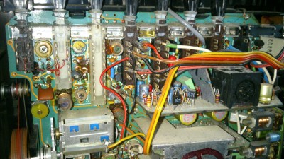 Přesnější detail, kde byl konektor zapojen.