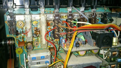 Přesnější detail, kde byl konektor zapojen.