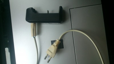 Celá nabíječka + s ručně vyrobenou přechodkou. (Kabel je ze starého gramofonu).