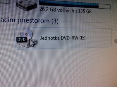 Takto sa mi to zobrazí v Tento Počítač(inokedy mi to hneď dalo aut. spustenie a nakreslilo mi tam také DVD)