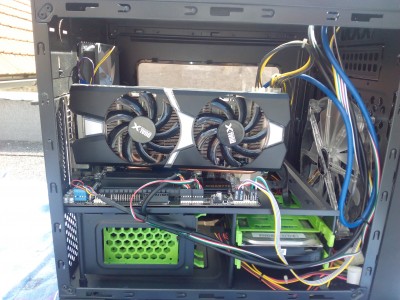 Kabelů si nevšimejte, ty maji bejt připáskovaný dole k tomu plechu, ale došly mi pásky :D